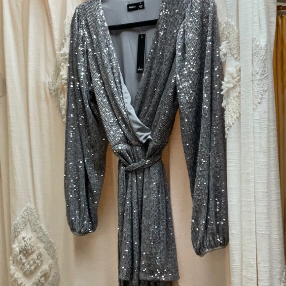 Adorable sequined romper multiple sizes - Picture 1 of 4